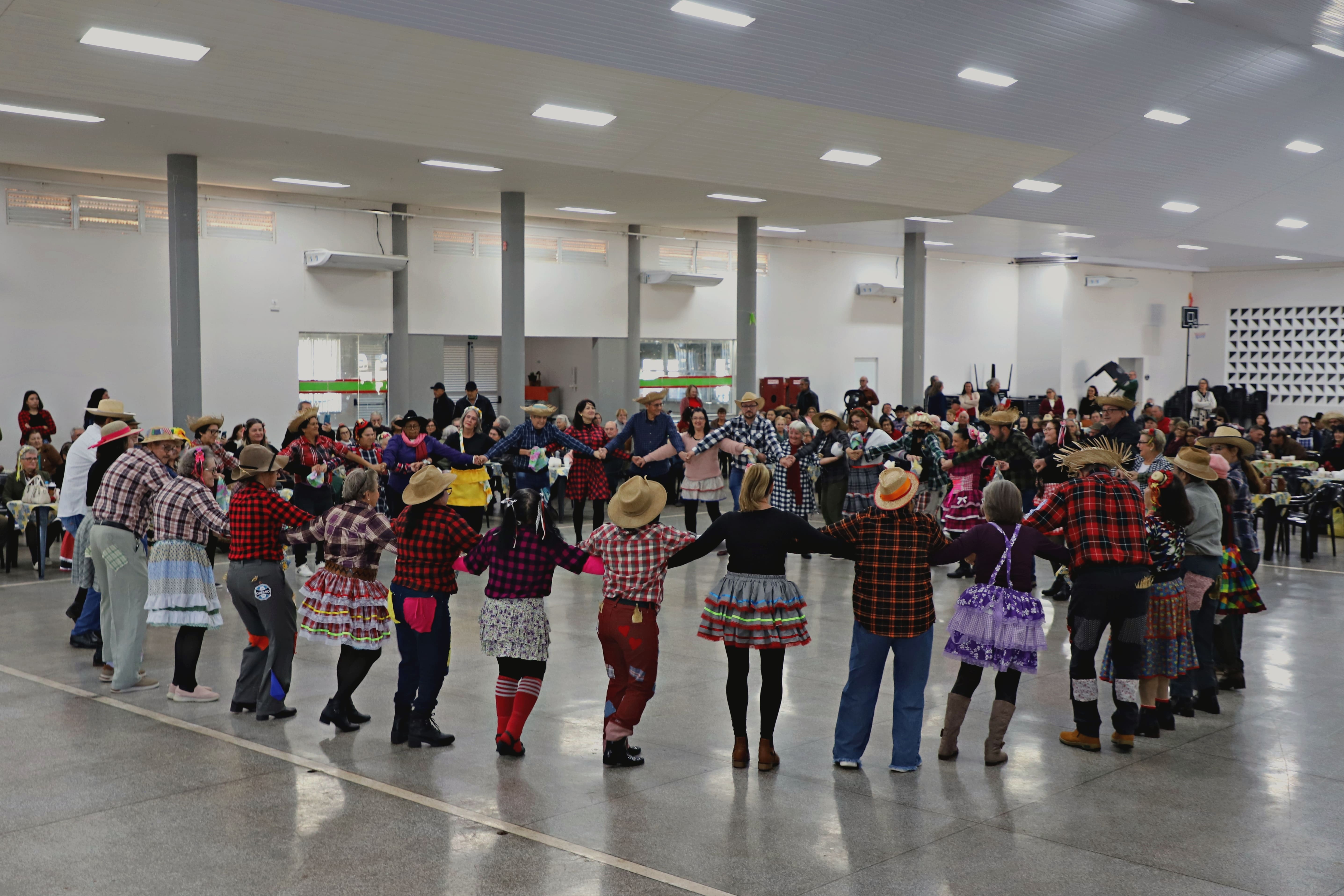Matinê Junino reúne terceira idade em celebração a São João em Itaipulândia